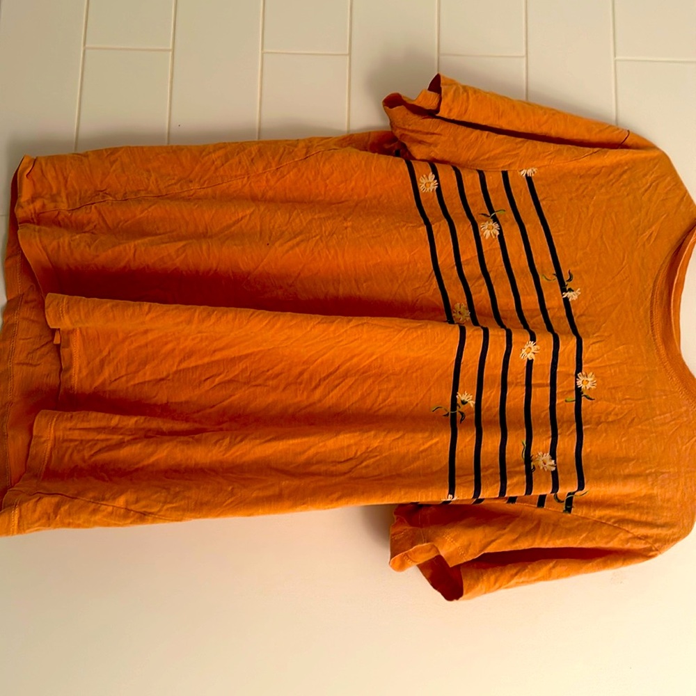 Selling this fashionable tshirt since I’m clearing my closet